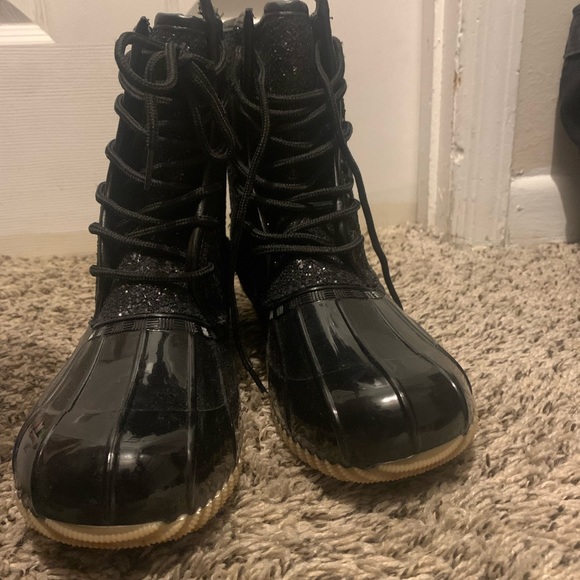 rain boots? - Picture 3 of 5